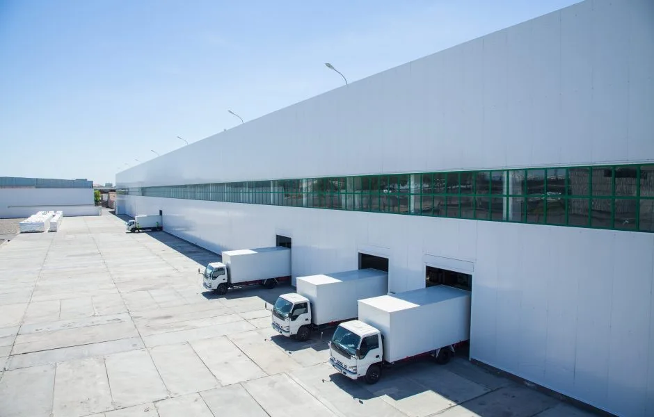 trucks at loading dock outside of a 3pl fulfillment center